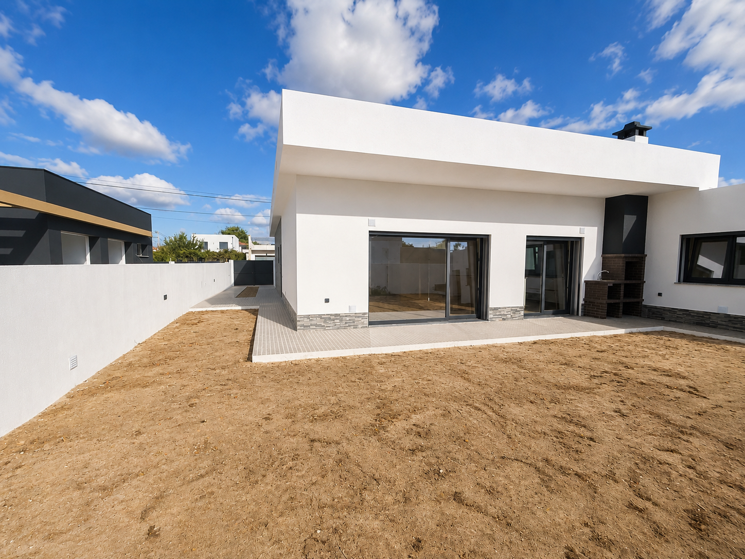 Exterior contemporâneo da moradia